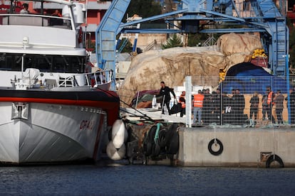 Varios migrantes suben a bordo de un barco de la guardia costera italiana en el puerto de Shengjin (Albania), este sábado. 