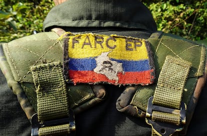 Un guerrillero porta la bandera de las FARC en su uniforme en un puesto de control, en Llanos del Yari, Colombia, el 12 de abril.