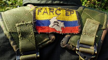 Un guerrillero porta la bandera de las FARC en su uniforme en un puesto de control, en Llanos del Yari, Colombia, el 12 de abril.