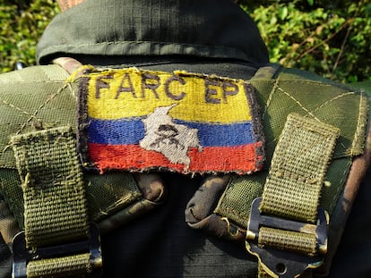 Un guerrillero porta la bandera de las FARC en su uniforme en un puesto de control, en Llanos del Yari, Colombia, el 12 de abril.