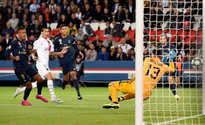 El jugador del PSG Ángel Di María chuta el balón para marcar el primer gol.