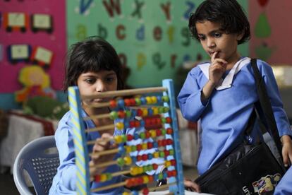 Aqsa Tahir, de seis años, en la escuela de Kot Azam Khan, en Pakistán.