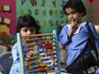 Aqsa Tahir, de seis años, en la escuela de Kot Azam Khan, en Pakistán. 