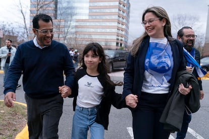 El excandidato presidencial de Nicaragua, Félix Maradiaga, se reúne con su esposa Berta Valle y su hija Alejandra, tras llegar al Aeropuerto Internacional Washington Dulles.
