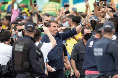El presidente de Brasil, Jair Bolsonaro, se reúne con simpatizantes este domingo, en Brasilia (Brasil).