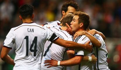 Götze celebra con sus compañero su segundo gol a Polonia.