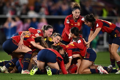 Las jugadoras de la selección celebran en el césped del Olímpico de Sídney el triunfo del Mundial.