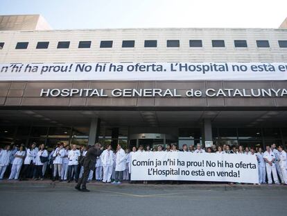 Enmig del proc&eacute;s de desprivatitzaci&oacute;, els treballadors de l&rsquo;Hospital General de Catalunya es van oposar a una oferta de compra.