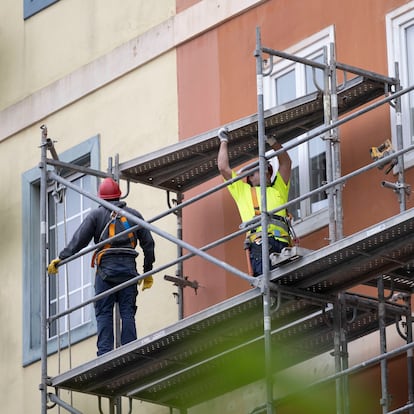 SANTANDER, 25/10/2024.-.Dos trabajadores montan un andamio, este viernes en Santander. El empleo creció en los meses de julio, agosto y septiembre en 10 comunidades autónomas, con mayor fuerza en Asturias (5,36 %), Baleares (4,96 %) y Cantabria (4,31 %), mientras que cayó en las otras siete, especialmente en País Vasco (4,13 %).-EFE/ Pedro Puente Hoyos
