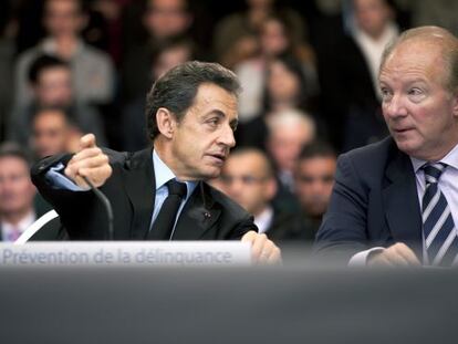 El presidente franc&eacute;s, Nicolas Sarkozy, junto al exministro de Interior, Brice Hortefeux, en un debate sobre delincuencia en febrero. 