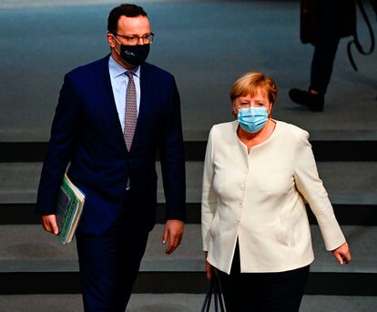 El ministro de Sanidad, Jens Spahn, y la canciller alemana, Angela Merkel, en el Bundestag en Berlín.