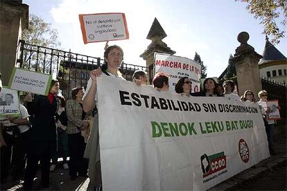 Los interinos llevaron su protesta hasta las puertas de Ajuria Enea.