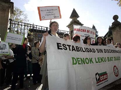 Los interinos llevaron su protesta hasta las puertas de Ajuria Enea.
