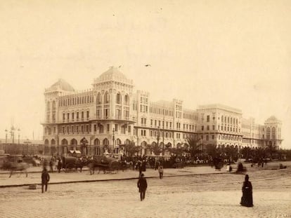 Amb aquest monument i altres construccions, com l’Hotel Internacional de l’Exposició Universal de 1888, Barcelona guanyava prestigi com a capital. 