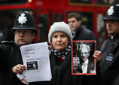Una partidaria del fundador de Wikileaks sostiene una portada de la revista TIME y unas hojas en las que reclama justicia para Assange frente al Tribunal Superior, en Londres, el 16 de diciembre de 2010. Julian Assange, a quien se le había concedido la libertad condicional bajo fianza, permanecía bajo la custodia policial a la espera de una apelación de los fiscales suecos.