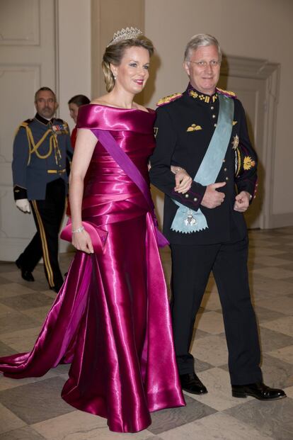 Los reyes de Bélgica, Felipe y Matilde. Como dicta la tradición, a la reina la despertará mañana su familia en el castillo de Fredensborg, al norte de Copenhague, y luego acudirán todos a saludar al mediodía desde el balcón del de Amalienborg, su residencia habitual en la capital danesa.