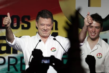 Juan Manuel Santos saluda a sus partidarios en Bogotá tras ganar la primera vuelta de las presidenciales colombianas.