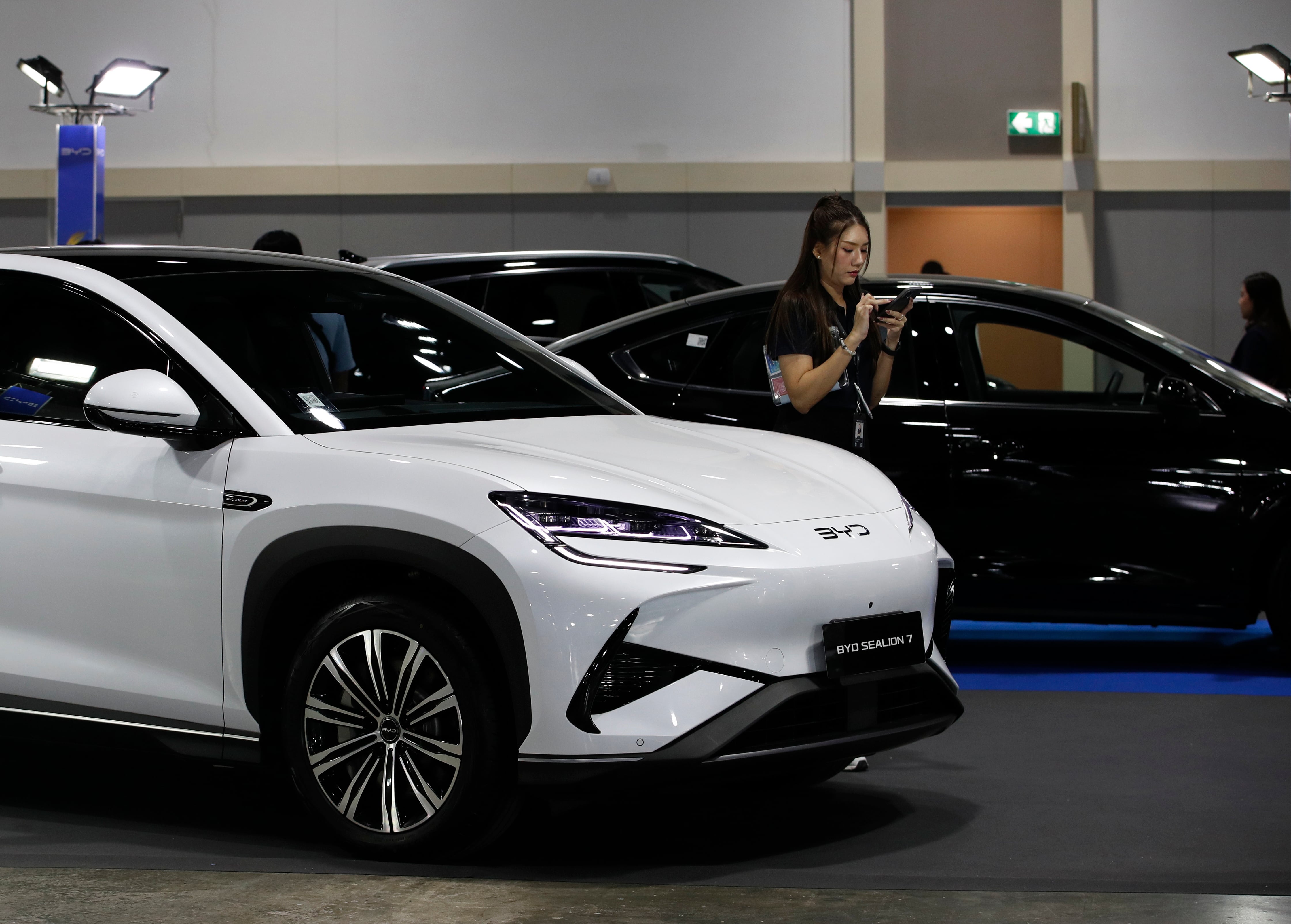 Un vendedor en un stand de BYD en el Salón del Automóvil Eléctrico de Bangkok 2025.