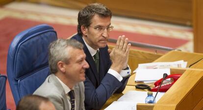 Feijóo en el Parlamento con Alfonso Rueda en primer término.