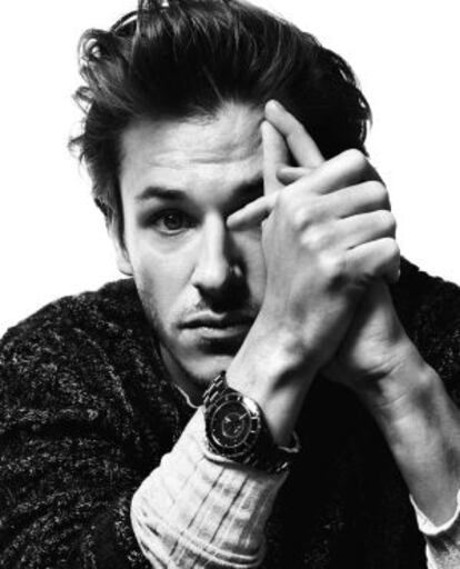 Gaspard Ulliel lleva ropa y reloj J12, de Chanel