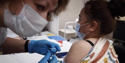 Moscow (Russian Federation), 09/07/2021.- A woman receives a shot of Russia's Sputnik vaccine against COVID-19 disease at a vaccination point at the Luzhniki stadium in Moscow, Russia, 09 July 2021. Russia is facing a third wave of Covid-19 infections amid the ongoing coronavirus pandemic. (Rusia, Moscú) EFE/EPA/MAXIM SHIPENKOV