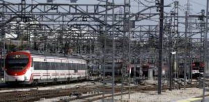 El ministerio de Fomento ha anunciado hoy a los sindicatos de Renfe y Adif la apertura de un expediente de regulación de empleo (ERE) "voluntario y universal", cuyos detalles -número de afectados y condiciones económicas- se decidirán en sendas mesas de negociación. EFE/Archivo