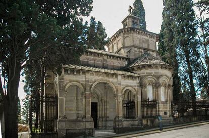 L'edifici que va fer construir Teresa Amatller al cementiri de Montjuïc en forma d'església romànica. 