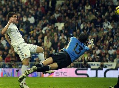 Higuaín en el momento de marcar el gol del Real Madrid.