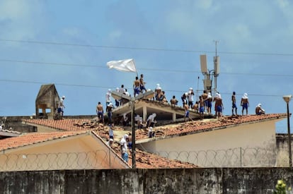 Presos amotinados sobre o telhado do pres&iacute;dio de Alca&ccedil;us, em Natal, nesta ter&ccedil;a-feira.