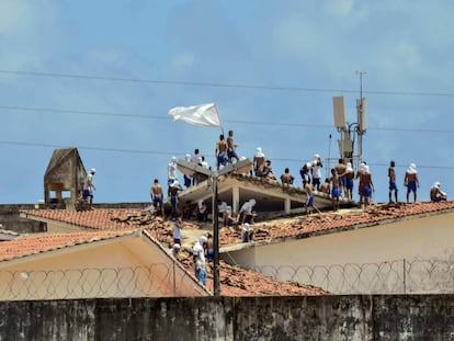 Presos amotinados sobre o telhado do pres&iacute;dio de Alca&ccedil;us, em Natal, nesta ter&ccedil;a-feira.