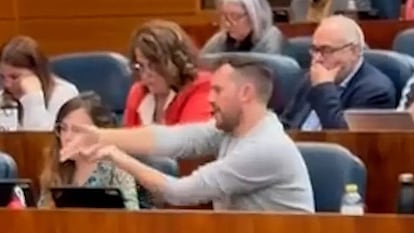 Pablo Padilla, diputado de Más Madrid, hace el gesto de disparar en un pleno mientras interviene la presidenta de Madrid, Isabel Díaz Ayuso, el 25 de septiembre.