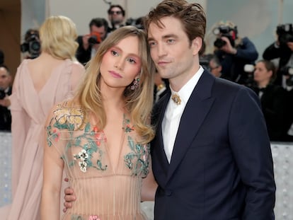 Suki Waterhouse y Robert Pattinson fotografiados en la alfombra gala de la gala Met 2023, en Nueva York, el pasado 1 de mayo.