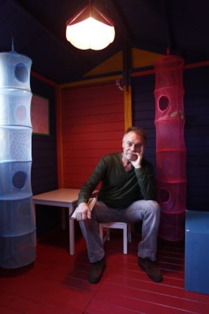 Miguel Ángel Solá, en la cabaña que ha construido para su hija.
