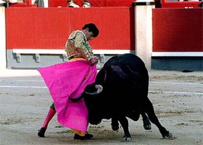 El Cid, en un quite del primer toro de la tarde.