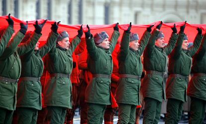 Mientras el aniversario de la Revolución era celebrado por todo lo alto durante la era soviética, con un inmenso desfile militar en la Plaza Roja el 7 de noviembre (correspondiente al 25 de octubre del calendario juliano en vigor en 1917), este año el programa del centenario es mucho más modesto, con exposiciones y coloquios con especialistas. En la imagen, un mmento del desfile militar en la plaza Roja de Moscú.