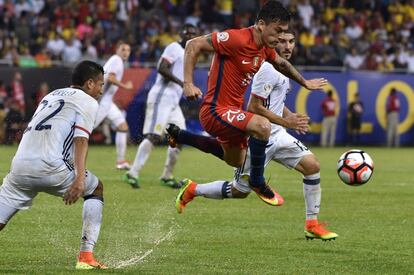 Aránguiz, entre Pérez y Murillo.