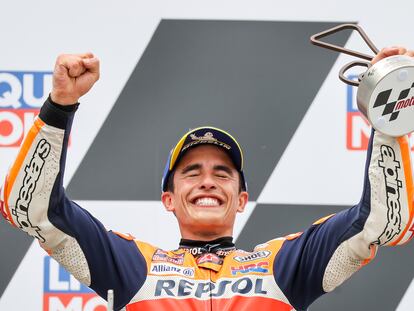 Marc Márquez celebra su victoria en el podio, este domingo en Hohenstein-Ernstthal (Alemania).