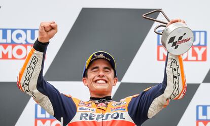 Marc Márquez celebra su victoria en el podio, este domingo en Hohenstein-Ernstthal (Alemania).