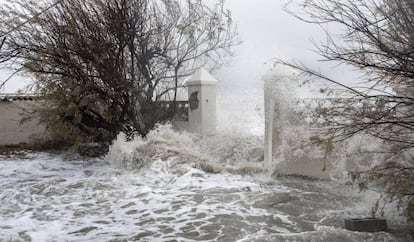 El agua entra en un chalet de Las Marinas de Dénia.