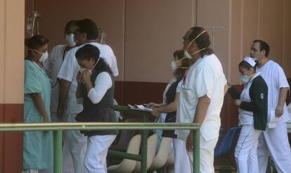 Los trabajadores del hospital durante el aislamiento.