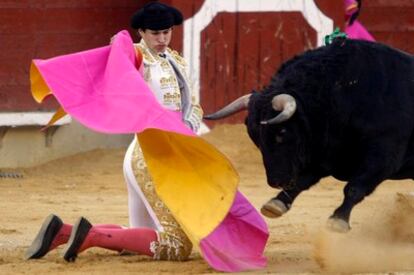 El diestro Abel Valls recibe de hinojos a su segundo durante la corrida de la Feria de la Magdalena que se ha celebrado esta tarde en Castellón.