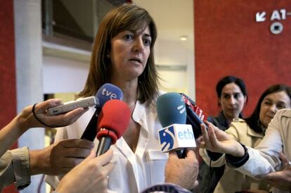 Idoia Mendia, secretaria general del PSE-EE, comparece ante los periodistas en Bilbao.