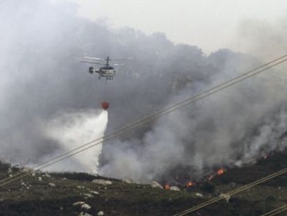 Un helicóptero, durante las labores de extinción del incendio.