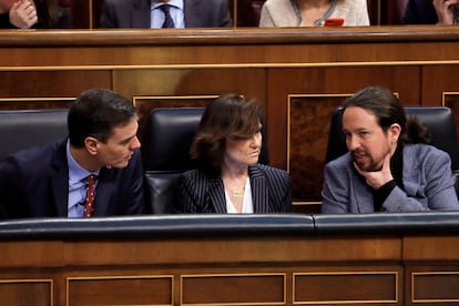 El presidente del Gobierno, Pedro Sánchez, conversa con la vicepresidenta primera, Carmen Calvo, y con el vicepresidente de Derechos Sociales y Agenda 2030, Pablo Iglesias, durante el pleno celebrado este jueves en el Congreso.