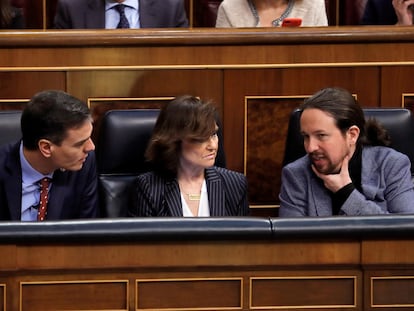 El presidente del Gobierno, Pedro Sánchez, conversa con la vicepresidenta primera, Carmen Calvo, y con el vicepresidente de Derechos Sociales y Agenda 2030, Pablo Iglesias, durante el pleno celebrado este jueves en el Congreso.