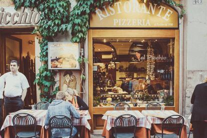 Terraza de una pizzería en Roma.