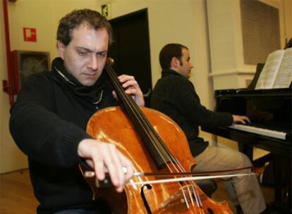 El violonchelista Asier Polo, en primer plano, y el pianista Miguel Borges ensayan en el Palacio Euskalduna.