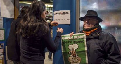 Cartel de "Agotado" en un quiosco en Dunquerque (Francia).