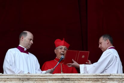 El cardenal protodiácono, Dominique Mamberti, anuncia a los fieles el 'habemus papam', este jueves en el Vaticano.