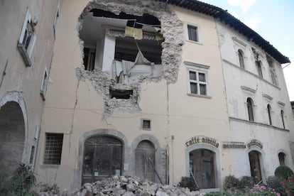 Daños es un edificio, en la localidad italiana del Visso, tras el terremoto.